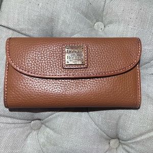 Dooney & Bourke Pebble Grain Continental Clutch in Caramel